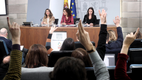 (I-D) La ministra de Trabajo y Economía Social, Yolanda Díaz; la ministra Portavoz y de Hacienda, María Jesús Montero; y la ministra de Igualdad, Irene Montero, durante la rueda de prensa tras el Consejo de Ministros en el Palacio de la Moncloa. E.P./