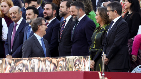  El presidente del PP, Alberto Núñez Feijóo, conversa con el líder de Vox, Santiago Abascal. Eduardo Parra / Europa Press