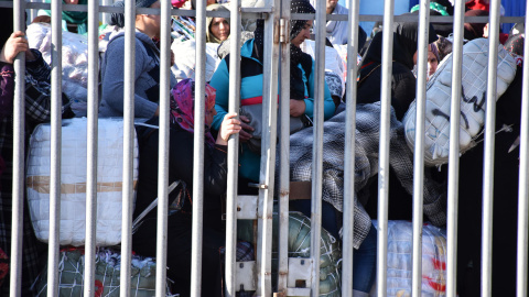 Imagen de archivo de porteadoras esperando a cruzar la valla en la frontera sur / REUTERS