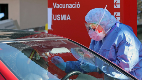 Miembros del hospital de la Malvarrosa, en Valencia, realizan test rápidos a las puertas del centro sanitario y sin que los conductores bajen del vehículo.EFE/ Ana Escobar