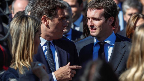 El presidente del PP, Pablo Casado (d), y el presidente de Ciudadanos, Albert Rivera, durante el acto de recuerdo a los 193 fallecidos en los atentados del 11M. /EFE