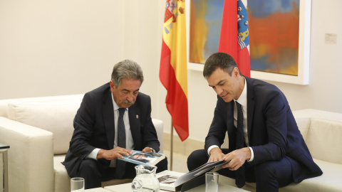 Miguel Ángel Revilla despachando justo a Pedro Sánchez en La Moncloa, en una foto de archivo. | Marta Fernández - Europa Press