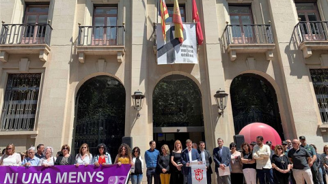 Vecinos y representantes políticos del Ayuntamiento de Xàtiva se han concentrado este miércoles ante el consistorio y han guardado un minuto de silencio. EFE