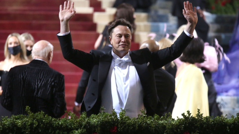 El magnate de los negocios Elon Musk llega para asistir a la Met Gala 2022 en el Museo Metropolitano de Arte.