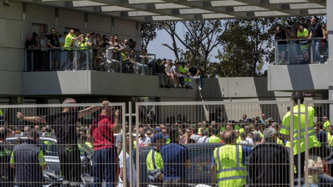 Los estibadores del Puerto de Valencia durante la asamblea informativa después de que el Congreso de los Diputados haya aprobado el real decreto ley de reforma de la estiba./EFE