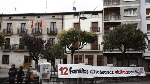 Pancarta colocada junto al Ayuntamiento de Alsasua tras las detenciones que se han producido por la agresión a dos agentes de la Guardia Civil. EFE/Jesús Diges