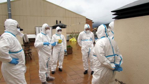 Soldats de l'Exèrcit espanyol fent tasques de desinfecció en un municipi català amb els vestits de protecció.