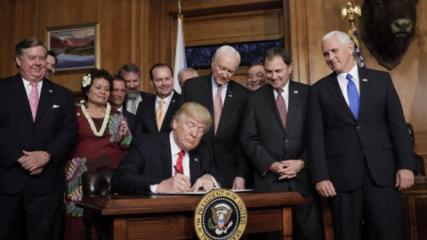 Donald Trump al firmar el veto a los ciudadanos de seis países musulmanes.