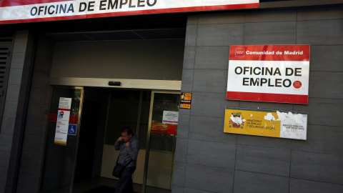 Un hombre sale de una oficina del Servicio de Empleo de la Comunidad de Madrid. REUTERS/Susana Vera