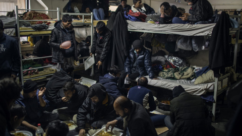 Migrantes en su mayoría de Bangladesh viven hacinados en una habitación del campo de Miral situado en Velika Kladusa. JM López.