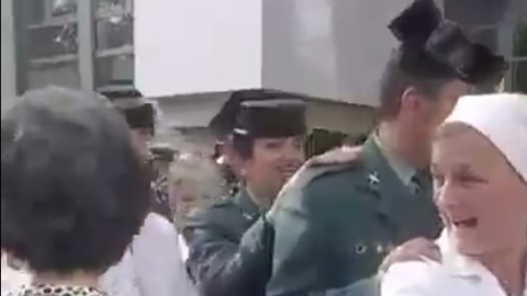 La Guardia Civil durante una Conga, junto a monjas y curas, en  una peregrinación a Lourdes pagada con dinero público.