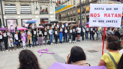 Cientos de personas durante una concentración por los 40 asesinatos machistas en 2023 en la Puerta del Sol, a 2 de junio de 2023. -RICARDO RUBIO / Europa Press