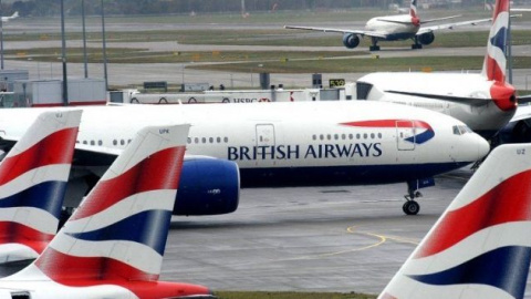 Varios aviones de la aerolínea British Airways, del grupo IAG, en un aeropuerto / EFE