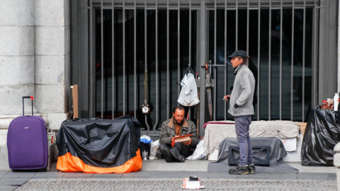 Dos hombres sin hogar durante el primer día de la cuarta semana de estado de alarma decretado por el Gobierno para combatir el coronavirus, en Madrid.  Europa Press / Óscar J.Barroso