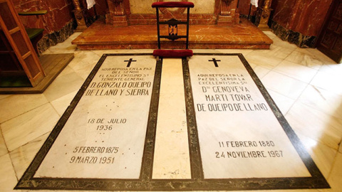 Tumba del general Queipo de Llano, junto a la de su mujer, en la basílica de la Macarena