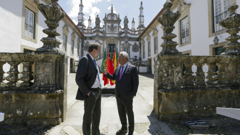 El presidente del Gobierno Mariano Rajoy, y el primer ministro luso, Antonio Acosta, antes de la rueda de prensa tras la XXIX Cumbre Luso-Española, en Vila Real,en Portugal. EFE/Estela Silva