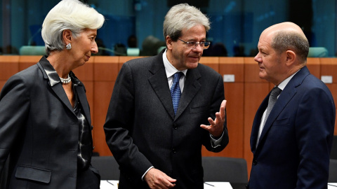 La presidenta del BCE, la francesa Christine Lagarde, con el comisario europeo de Economía, el italiano Paolo Gentiloni, y el ministro alemán de Finanzas, Olaf Scholz, en una reunión del Ecofín en enero pasado. AFP/John Thys