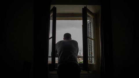 Una persona treu el cap a la seva finestra durant el primer dia laborable de la segona setmana des que es va decretar l'estat d'alarma a l'estat a conseqüència del coronavirus, a Barcelona. David Zorrakino / Europa Press