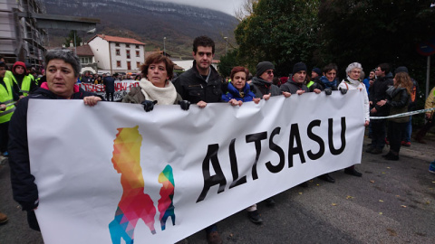 Los manifestantes sostienen la pancarta con el lema "Altsasu"./ D. A.