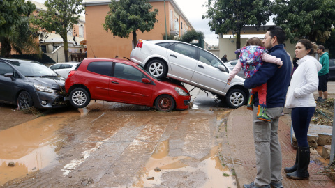 vecinos de la barriada malagueña de Campanillas, se afanan en las limpiezas de sus hogares y calles del barrio tras el paso de 'Gloria'. / EP