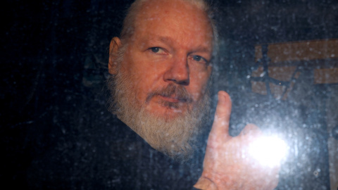 El fundador de WikiLeaks, Julian Assange, saliendo de una comisaría de Londres el pasado abril. / Reuters