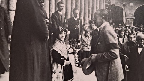 La imagen de Inés Palou entregando un ramo de flores a Alfonso XIII con mejor calidad. En teoría, según el usuario de Twitter Anton Llop, la foto ha sido publicada en la revista Sió.