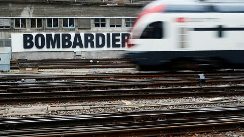 Un cartel publicitario de Bombardier, al paso de un tren de la suiza SBB CFF,  en la estación en Berna. REUTERS / Denis Balibouse