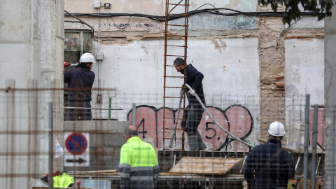 Varios trabajadores de la construcción en una de las obras que siguen activas en Valencia. /EFE