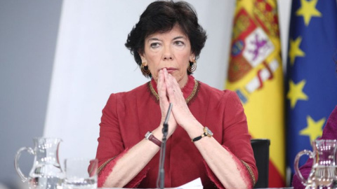 La ministra de Educación, Isabel Celaá, momentos antes de que de comienzo la rueda de prensa tras el Consejo de Ministros donde se ha aprobado la ley de reforma educativa. E.P./Eduardo Parra