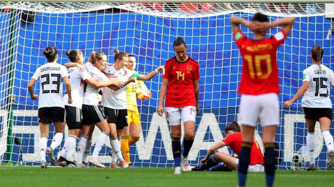 Las jugadoras alemanas celebran tras marcar el 1-0 durante el encuentro del grupo B del Mundial Femenino entre Alemania y España. (TOLGA BOZOGLU | EFE)