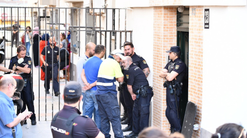 Numerosos agentes de la Policía en el exterior de la vivienda donde se ha producido la agresión machista. /EUROPA PRESS