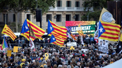 Milers de persones s'han concentrat a la plaça Catalunya de Barcelona després del final del judici al Procés. EFE / MARTA PÉREZ