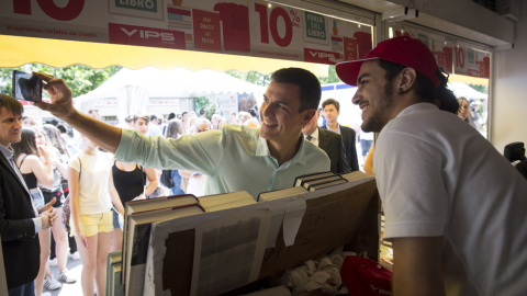 El secretario general del PSOE, Pedro Sánchez, se fotografía durante su visita a la Feria del Libro de Madrid.. EFE/Luca Piergiovanni