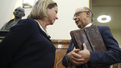 La diputada de Coalición Canaria, Ana Oramas, conversa con el ministro de Hacienda, Cristóbal Montoro, en los pasillos del Congreso, durante el debate de los Presupuestos del Estado para 2017. EFE/Kiko Huesca