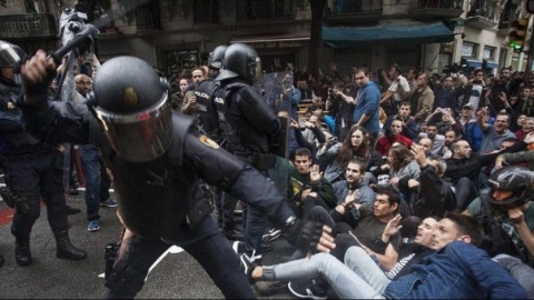  Cargas policiales durante el 1O. EFE