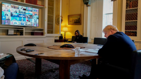 El primer ministro británico, Boris Johnson, participa en la cumbre virtual de líderes del G20 para abordar la pandemia del coronavirus. REUTERS/Andrew Parsons/10 Downing Street