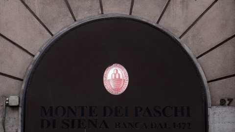 El logo del banco Monte dei Paschi di Siena en una de sus sucursales en el centro de Roma. AFP/Filippo Monteforte