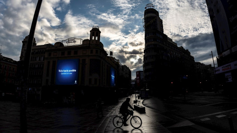 10/04/2020.- Una persona en bicicleta transita entre la plaza de Callao y Gran Vía en Madrid. / EFE - RODRIGO JIMÉNEZ