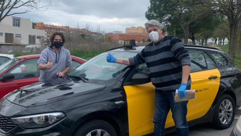 Taxistes voluntaris reparteixen les mascaretes confeccionades per Robin Hat. Fotografia cedida per Xavier Mas.