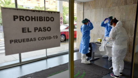 Personal sanitario se prepara para la toma de muestras del test rápido en Almería. EFE/Carlos Barba