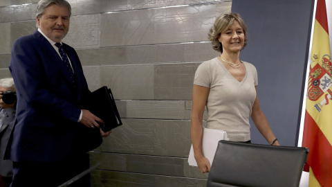 El portavoz del Ejecutivo, Íñigo Méndez de Vigo y la ministra de Agricultura, Isabel García Tejerina, al inicio de la rueda de prensa posterior a la reunión del Consejo de Ministros en La Moncloa. EFE/Ballesteros