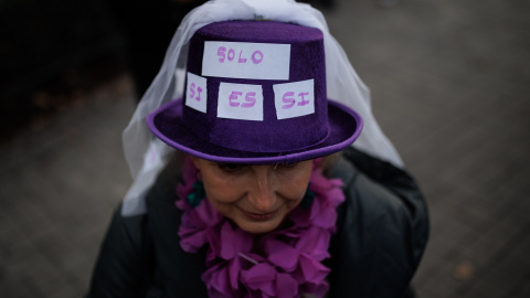 Una mujer durante la manifestación del 8M en Madrid. E.P./ Alejandro Martínez Vélez