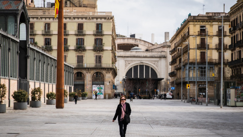 Una vianant solitària al costat del Born Centre de Cultura i Memòria. JOEL KASHILA