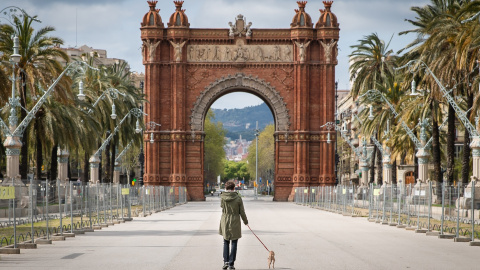 El Passeig Lluís Companys, amb una vianant que passeja el gos. JOEL KASHILA