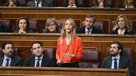 La portavoz popular, Cayetana Álvarez de Toledo, durante su intervención en la segunda sesión de control al Gobierno en el Congreso, donde la oposición pregunta por el cumplimiento de sus compromisos mientras eleva las críticas por el encuentro del m