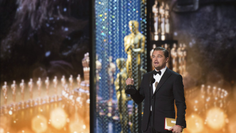 La 88ª edición de los Oscar fue sobre la noche en la que Leonardo DiCaprio se hizo con su ansiado Oscar. DiCaprio se hizo al fin con el premio como mejor actor por su trabajo en El Renacido.- EFE