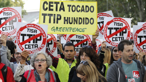 Imagen de la manifestación contra los acuerdos de libre comercio con Canadá (CETA) y EEUU (TTIP) el pasado fin de semana en Madrid. EFE/Víctor Lerena