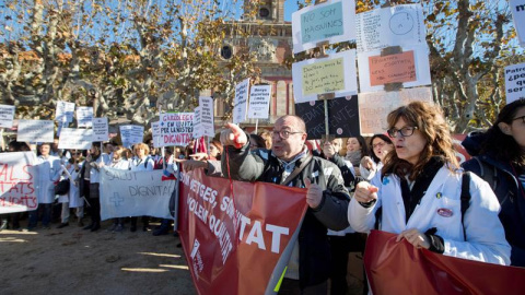 Decenas de médicos de atención primaria se concentran ante el Parlament en protesta por los recortes de los últimos años. (MARTA PÉREZ | EFE)