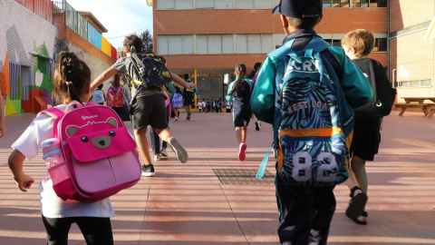  Varios niños a su llegada al colegio CEIP Hernán Cortés durante el primer día de comienzo del curso escolar. — Marta Fernández / Europa Press