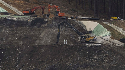 19/02/2020.-Los equipos de rescate centran su trabajo este miércoles en los puntos en los que se sospecha que pueden encontrarse los dos trabajadores sepultados tras el derrumbe del vertedero de Zaldibar. / EFE - MIGUEL TOÑA